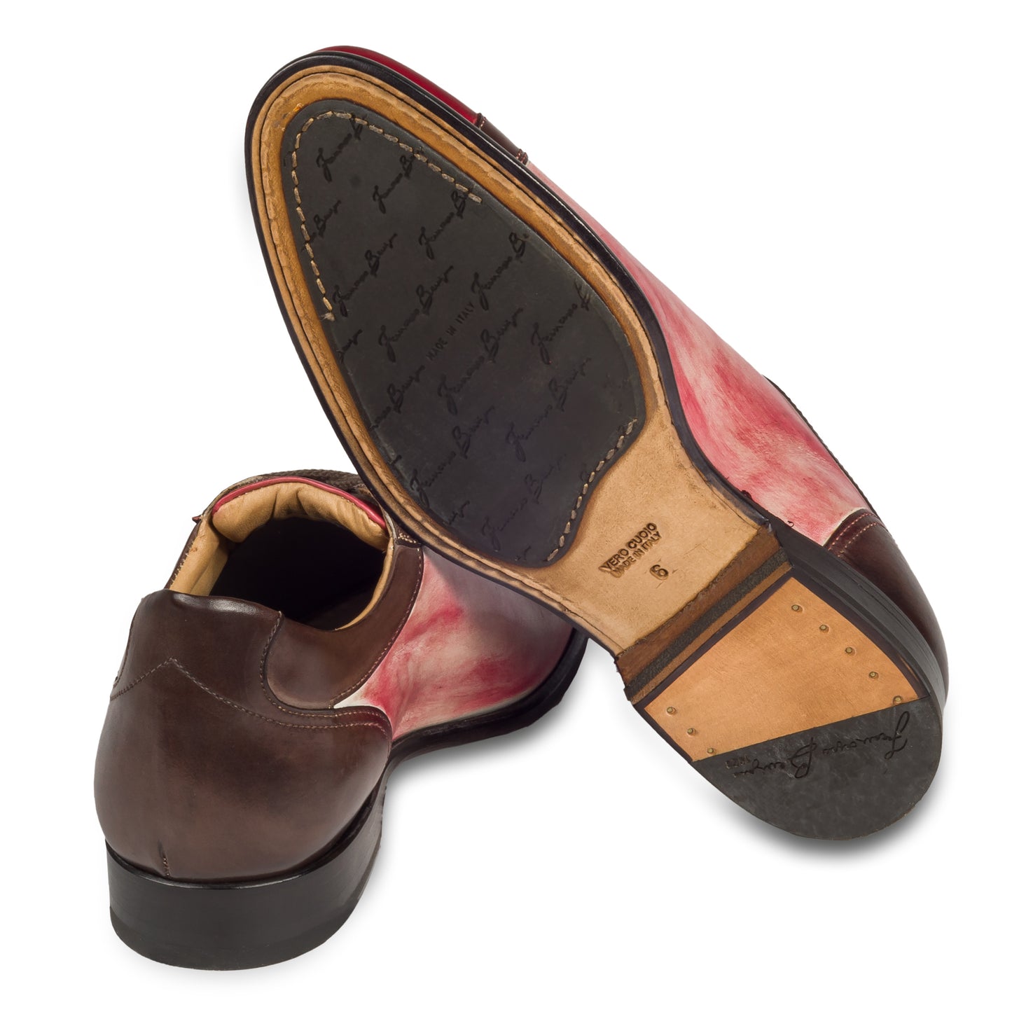 Francesco Benigno – Extravaganter italienischer Herren Schnürschuh mit den Ziffern "911" in Lederbuchstaben seitlich aufgenäht. Komplett von Hand gefärbt und durchgenäht. Braunes und rotes Glattleder kombiniert mit handgefinishtem Seitenteil. Ansicht Ferse und Sohle