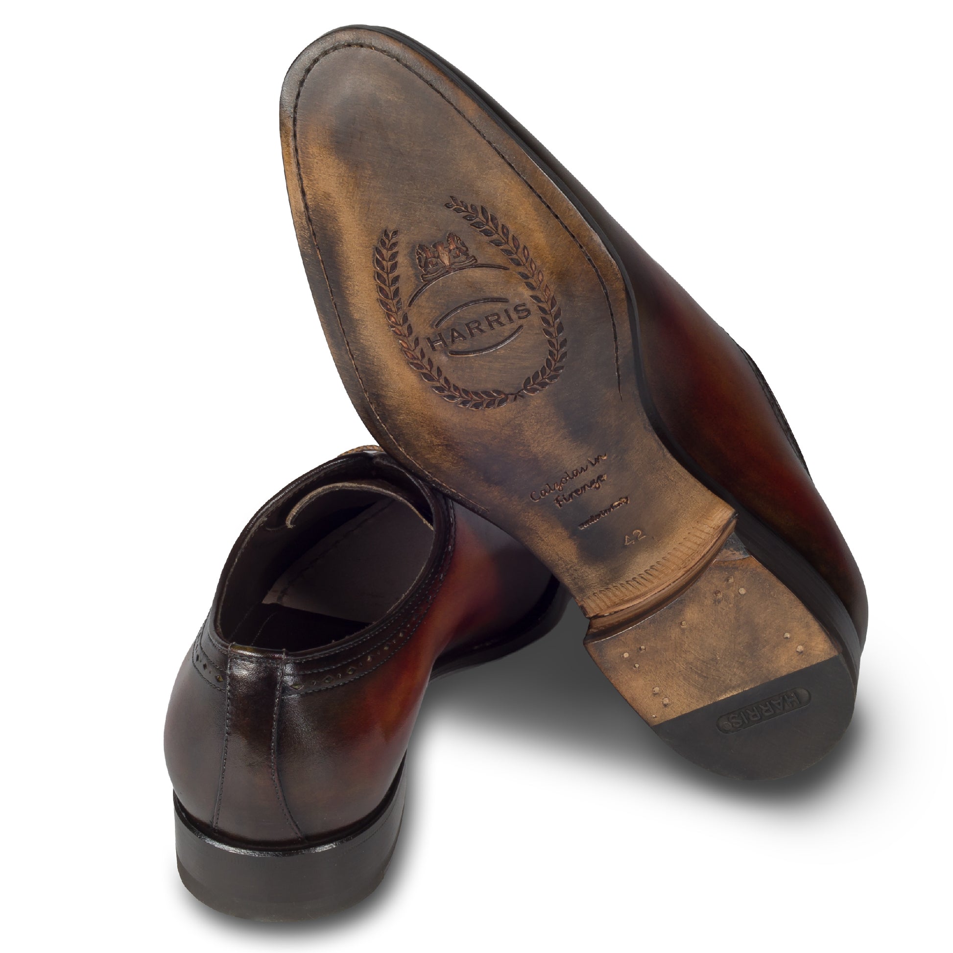 Harris Herren Anzugschuhe / Schnür-Halbschuhe, braun mit handgefärbter Patina und dezenter Brogue-Verzierung. Made in Italy. Durchgenäht. Ansicht Sohle und Ferse