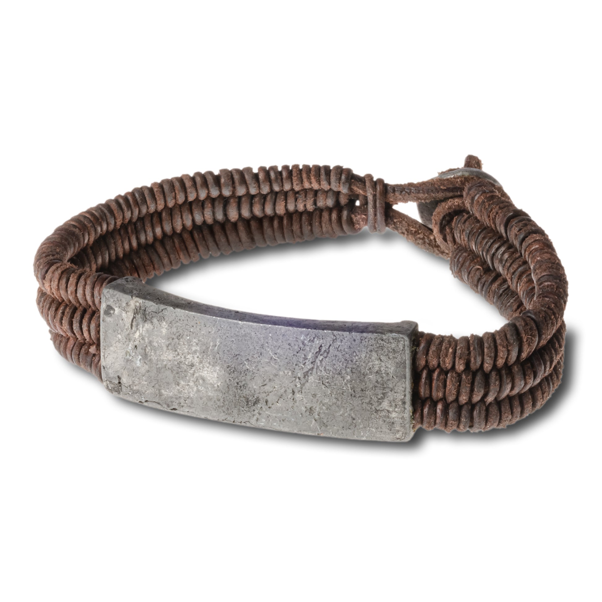 Herren-Armband in braun aus Leder in Wickeloptik, mit Metallplatte aus Altmetall.