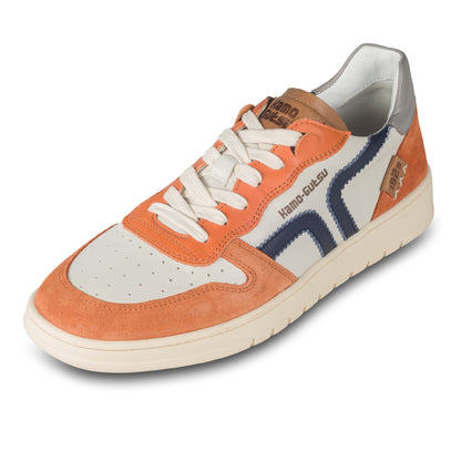 KAMO-GUTSU Sneaker Herren orange mit weiß und blau. Leder mit Wildleder. Modell CAMPO-048 arancio denim. Ansicht linker Schuh schräg