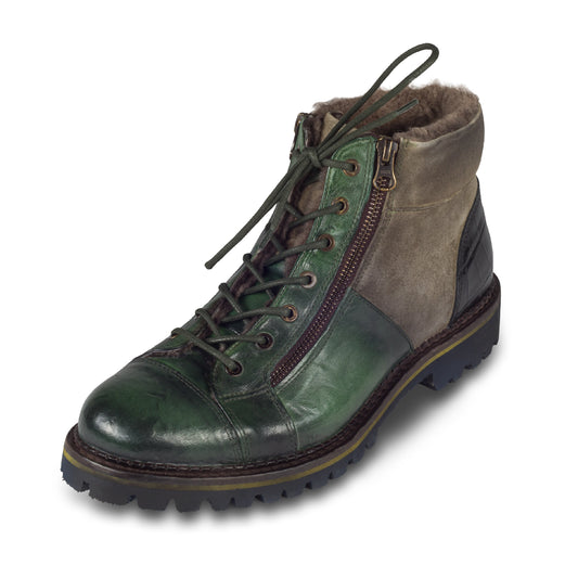 LORENZI Winterstiefelette Herren mit Lammfell & Reißverschluß, grün – Kalbsleder stonewashed. Handgefertigt / durchgenäht in Italien. Schräge Ansicht linker Schuh