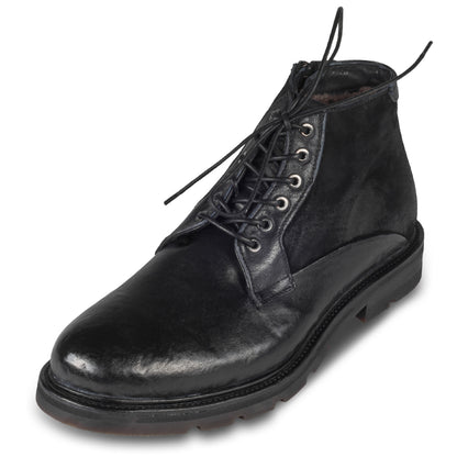 LORENZI Winterstiefelette Herren mit Lammfell & Reißverschluß. Schwarzes Glattleder mit Wildleder. Handgefertigt / durchgenäht in Italien. Schräge Ansicht linker Schuh