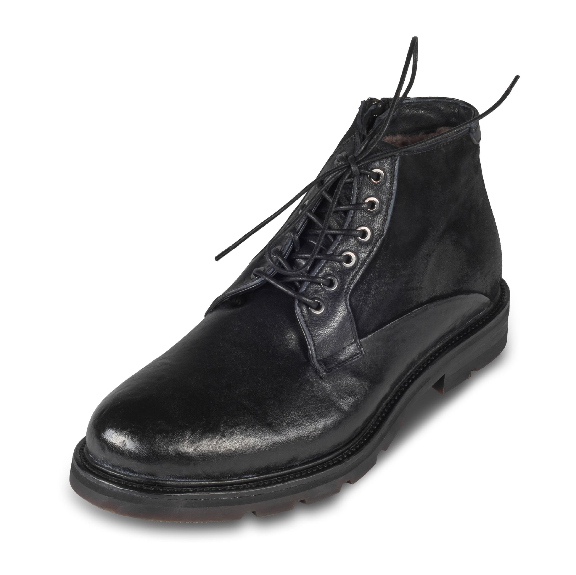 LORENZI Winterstiefelette Herren mit Lammfell & Reißverschluß. Schwarzes Glattleder mit Wildleder. Handgefertigt / durchgenäht in Italien. Schräge Ansicht linker Schuh