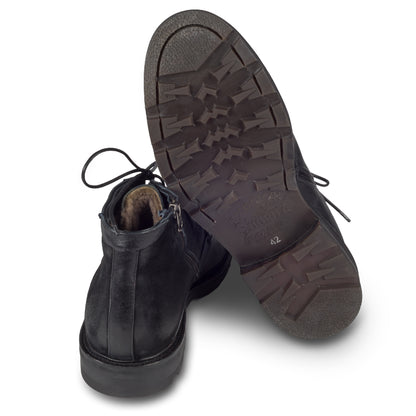 LORENZI Winterstiefelette Herren mit Lammfell & Reißverschluß. Schwarzes Glattleder mit Wildleder. Handgefertigt / durchgenäht in Italien. Ansicht Ferse und Sohlenunterseite