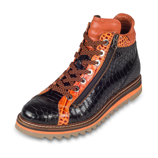 LORENZI Sneaker Stiefel Herren schwarz/orange. Kalbsleder mit Krokoprägung. Mit Reißverschluß. Handgefertigt / durchgenäht in Italien. Schräge Ansicht linker Schuh - orange Schnürsenkel