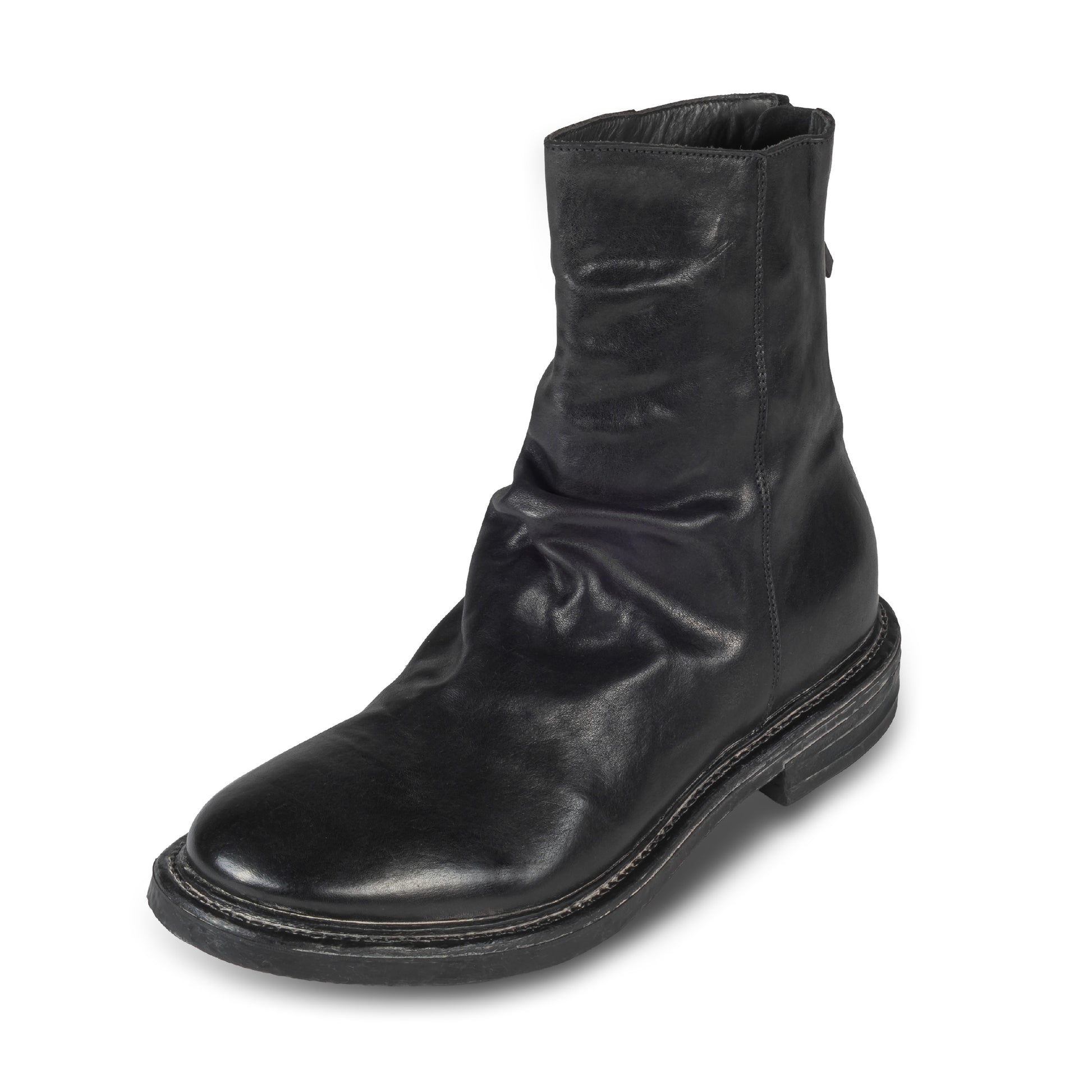 MOMA Stiefelette Herren mit Reißverschluß hinten, schwarzes Kalbsleder im used-Look mit Raffung am Schaft. Handgefertigt / durchgenäht in Italien. Schräge Ansicht linker Schuh