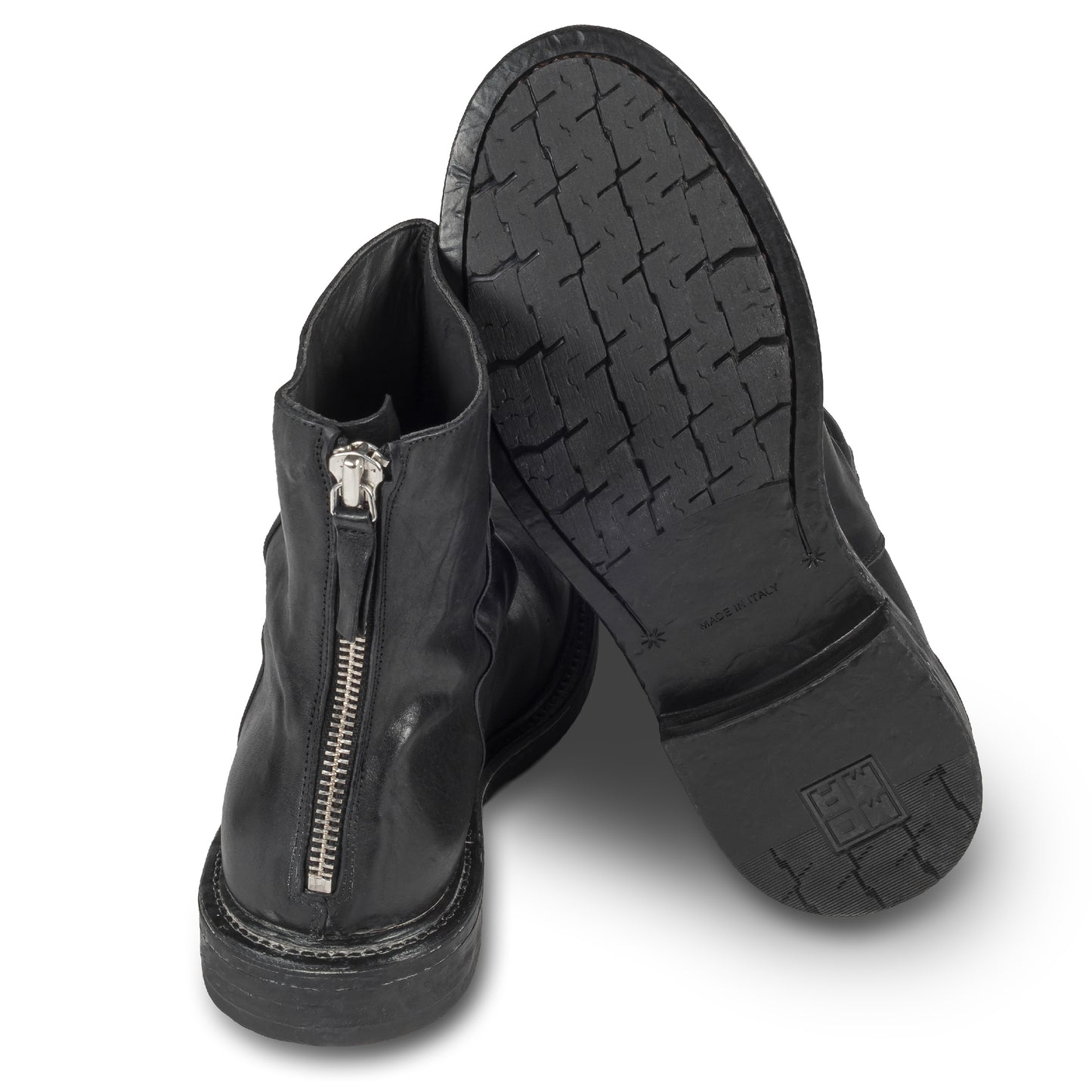 MOMA Stiefelette Herren mit Reißverschluß hinten, schwarzes Kalbsleder im used-Look mit Raffung am Schaft. Handgefertigt / durchgenäht in Italien. Ansicht Ferse und Sohlenunterseite