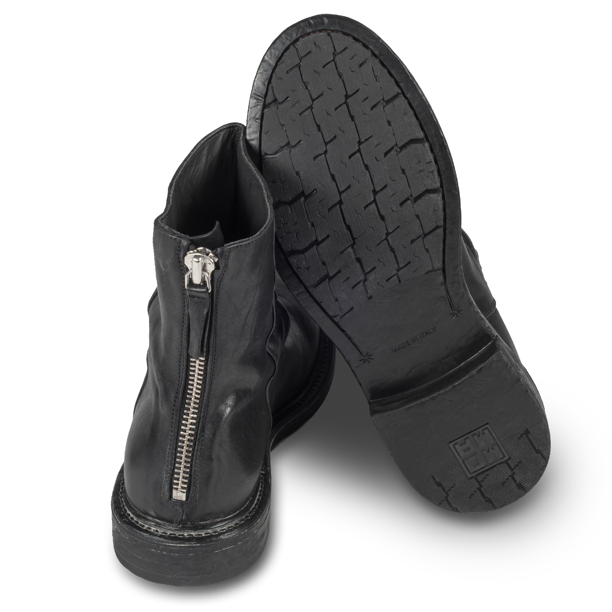 MOMA Stiefelette Herren mit Reißverschluß hinten, schwarzes Kalbsleder im used-Look mit Raffung am Schaft. Handgefertigt / durchgenäht in Italien. Ansicht Ferse und Sohlenunterseite