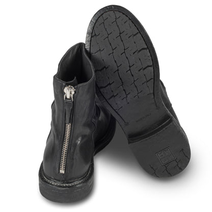 MOMA Stiefelette Herren mit Reißverschluß hinten, schwarzes Kalbsleder im used-Look mit Raffung am Schaft. Handgefertigt / durchgenäht in Italien. Ansicht Ferse und Sohlenunterseite