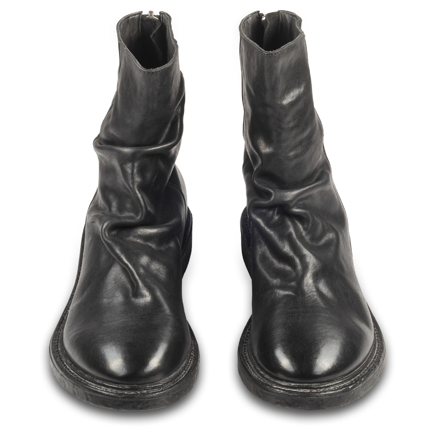 MOMA Stiefelette Herren mit Reißverschluß hinten, schwarzes Kalbsleder im used-Look mit Raffung am Schaft. Handgefertigt / durchgenäht in Italien. Paareweise Ansicht von vorne