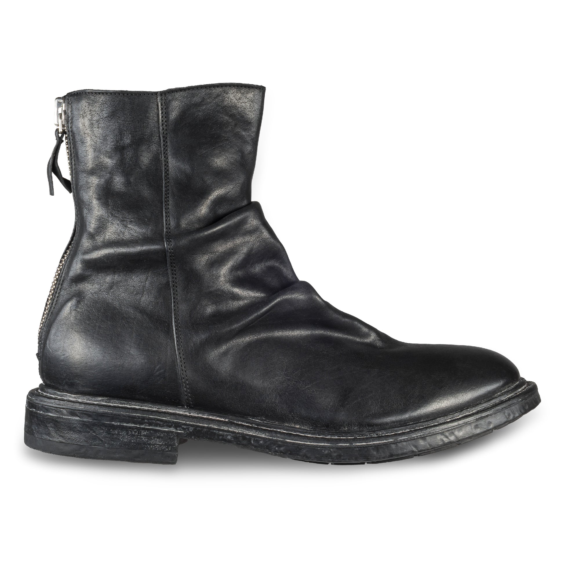 MOMA Stiefelette Herren mit Reißverschluß hinten, schwarzes Kalbsleder im used-Look mit Raffung am Schaft. Handgefertigt / durchgenäht in Italien. Ansicht Außenseite rechter Schuh