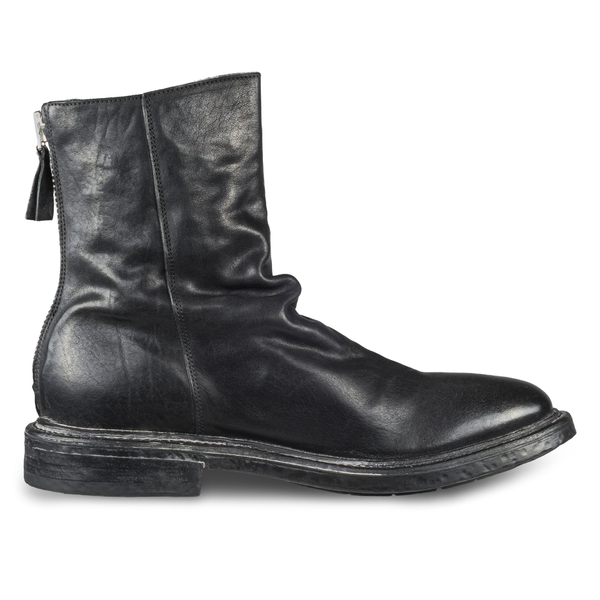 MOMA Stiefelette Herren mit Reißverschluß hinten, schwarzes Kalbsleder im used-Look mit Raffung am Schaft. Handgefertigt / durchgenäht in Italien. Ansicht Innenseite linker Schuh
