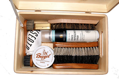 Schuhputzkiste mit Burgol & Solitaire Pflegeprodukten (11teilig), Kiefernholz unbehandelt zum Aufklappen. Ansicht als Draufsicht befüllte Box.